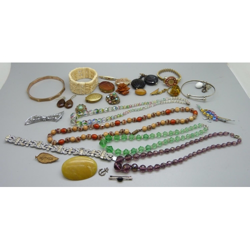 857 - Costume jewellery, including a Bakelite brooch and glass beads