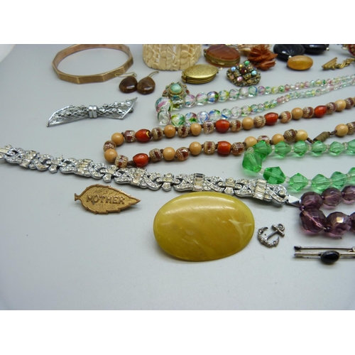 857 - Costume jewellery, including a Bakelite brooch and glass beads