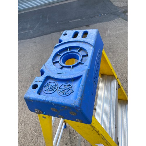 2067 - Werner electricians six rung fibreglass step ladder