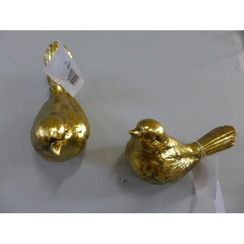 1311 - A pair of gold resin birdie wall hooks (920215207)