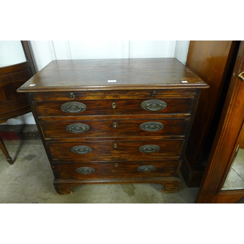 112 - A George III mahogany bachelor's chest of drawers