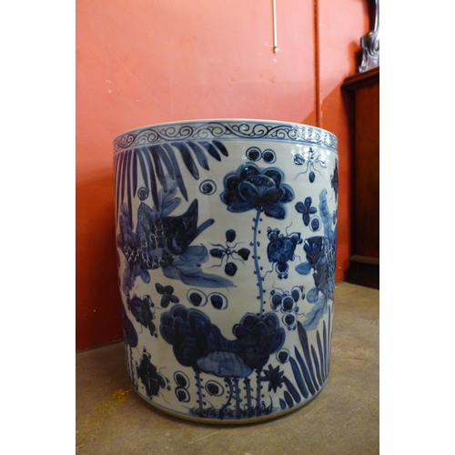 17 - A large Chinese porcelain blue and white jardiniere