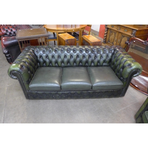 25 - A green leather Chesterfield three piece suite, comprising; three seater settee, two seater settee a... 