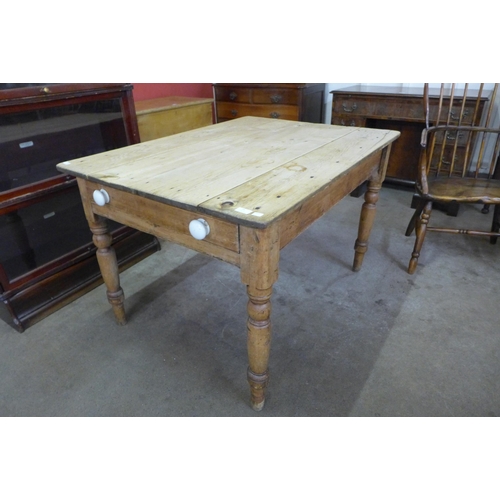 35 - A Victorian pine scrub top farmhouse single drawer kitchen table