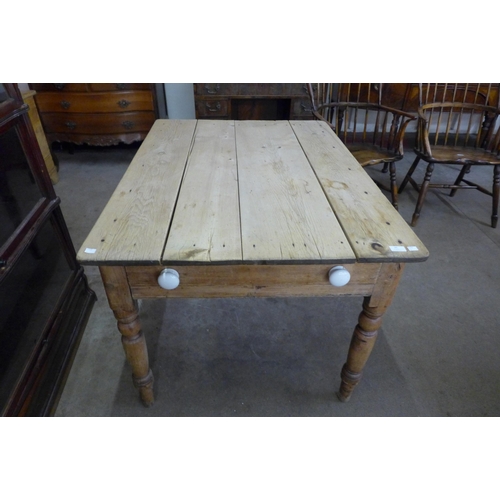 35 - A Victorian pine scrub top farmhouse single drawer kitchen table