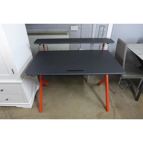 1504 - A Vatal black and red gaming desk