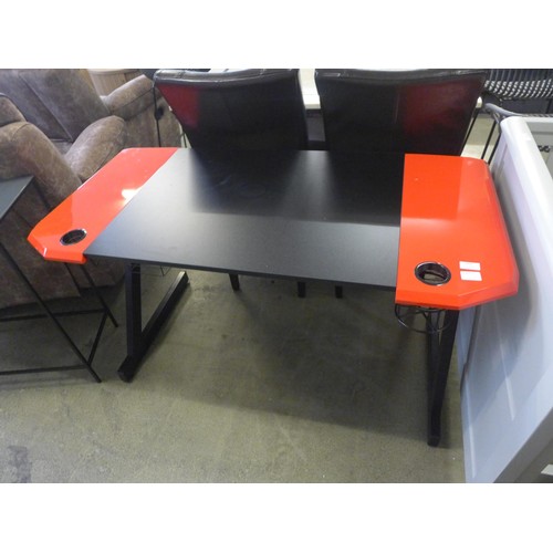 1505 - A Slade black and red gaming desk