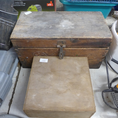 2024 - Engineer's tool chest with quantity of tools: pliers, calipers, pincers, etc.