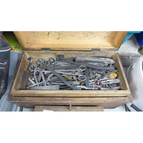 2024 - Engineer's tool chest with quantity of tools: pliers, calipers, pincers, etc.