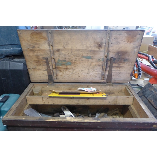 2032 - Joiner's tool chest and quantity of joiner's tools