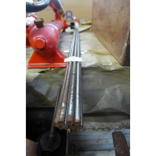 2034 - Ten lengths of EN8 steel rod, approximately 33