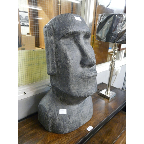 1346 - A large Easter Island head