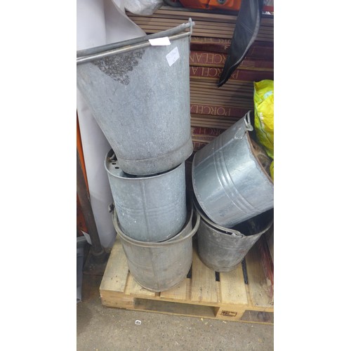 2367 - Quantity of vintage metal ware; 5 galvanised pails/buckets with some brass and yellow metal