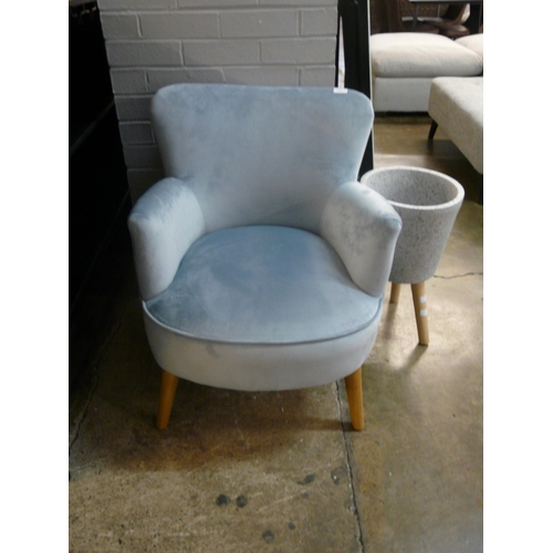 1526 - A Charleston blue velvet side chair