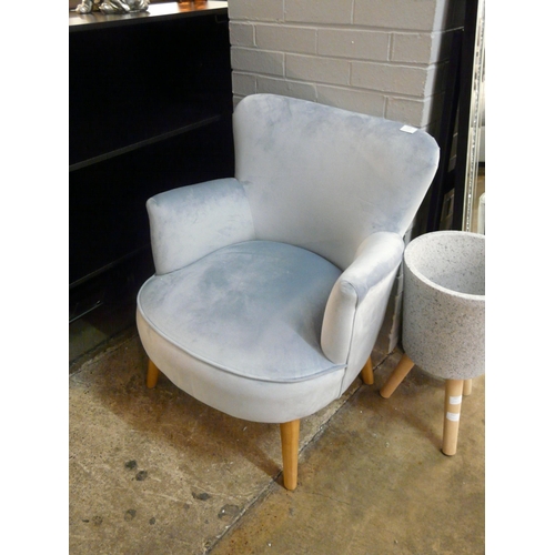 1526 - A Charleston blue velvet side chair