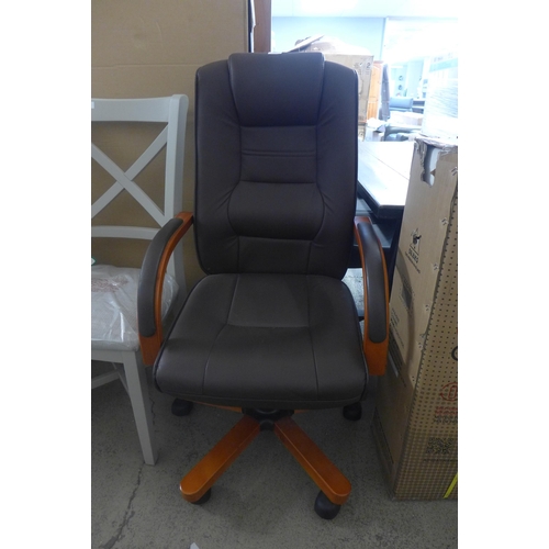 1586 - An office swivel chair