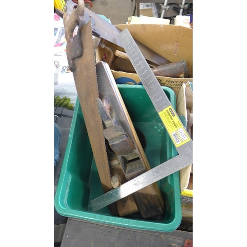 2032 - Joiner's tool chest and quantity of joiner's tools