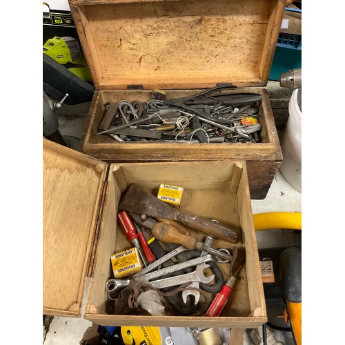 2024 - Engineer's tool chest with quantity of tools: pliers, calipers, pincers, etc.