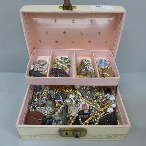 645 - A Jewellery box and assorted costume jewellery