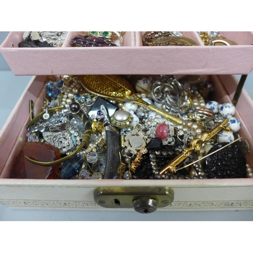 645 - A Jewellery box and assorted costume jewellery