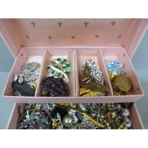 645 - A Jewellery box and assorted costume jewellery