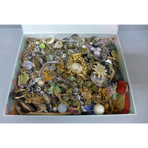 654 - A box of costume jewellery