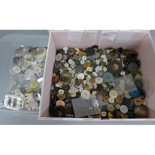 660 - Assorted buttons including mother of pearl and buckles