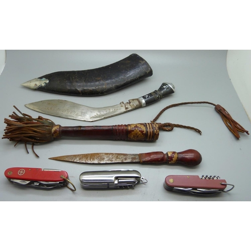 770 - A collection of three pocket knives, a kukri and one other knife