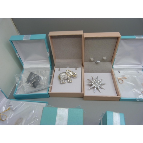 780 - A collection of silver jewellery, boxed, in a jewellery box