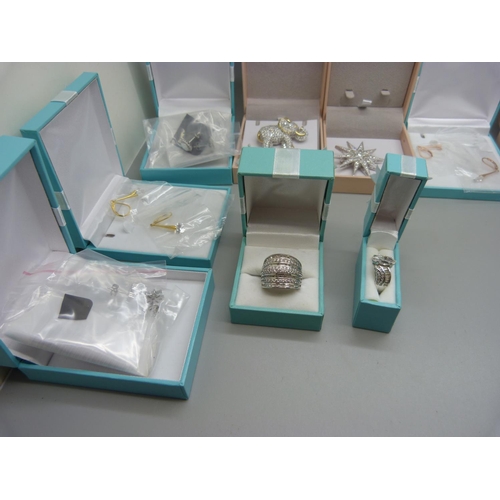 780 - A collection of silver jewellery, boxed, in a jewellery box