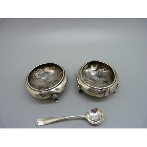 790 - A pair of silver salts and a silver mustard spoon, 37g, salts a/f