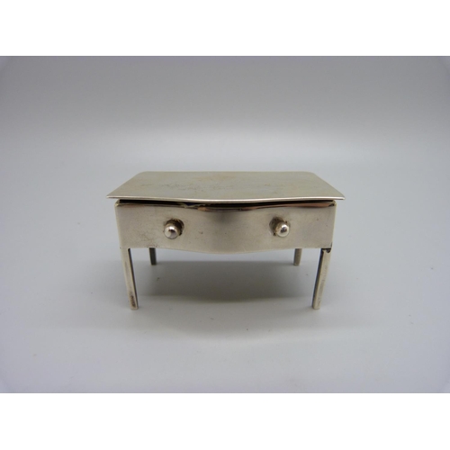 799 - A small silver novelty table stamp box, Birmingham 1910, 51g, 58mm wide