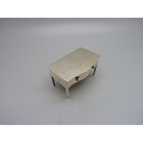 799 - A small silver novelty table stamp box, Birmingham 1910, 51g, 58mm wide