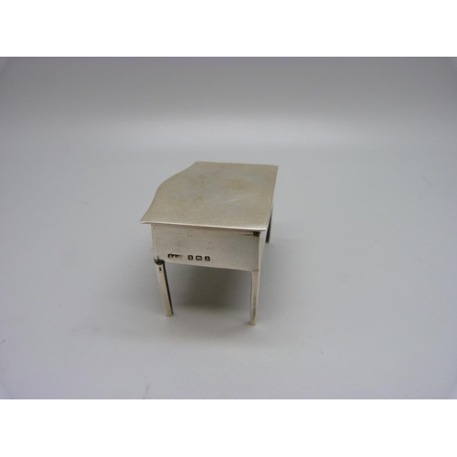 799 - A small silver novelty table stamp box, Birmingham 1910, 51g, 58mm wide