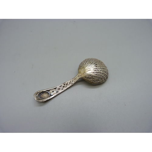 807 - A 19th Century filigree caddy or sifter spoon, 71mm