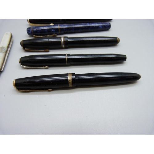 827 - Five ink pens including two with 14ct gold nibs and one with 18ct gold nib, and a silver and mother ... 