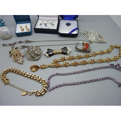 833 - Costume jewellery including some silver and white metal