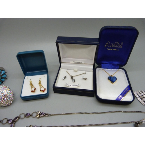 833 - Costume jewellery including some silver and white metal