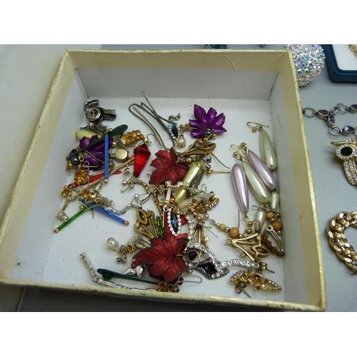 833 - Costume jewellery including some silver and white metal