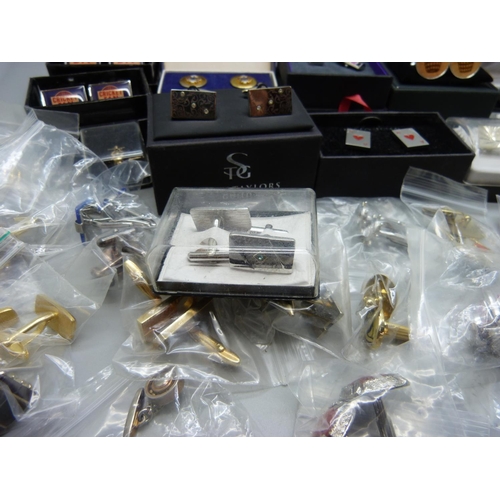 836 - Cufflinks and tie-clips