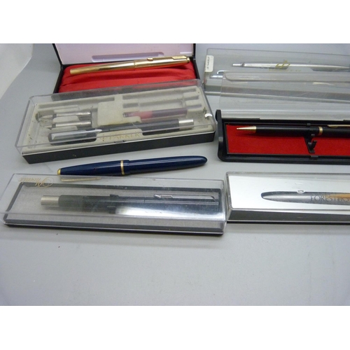 856 - A collection of pens including Parker pen and pencil set, Parker with 14ct gold nib, a 12ct rolled g... 