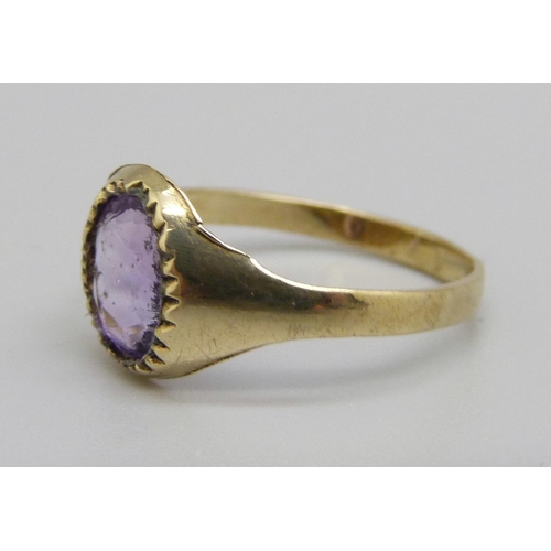 876 - A 9ct gold and amethyst ring, 1.3g, I