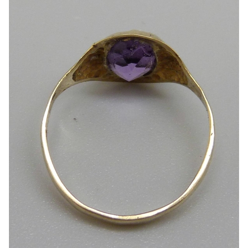 876 - A 9ct gold and amethyst ring, 1.3g, I