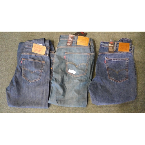 3001 - 3 Pairs of Men's Levi jeans including:- 527's, 501's and 514 - mixed sizes * This lot is subject to ... 