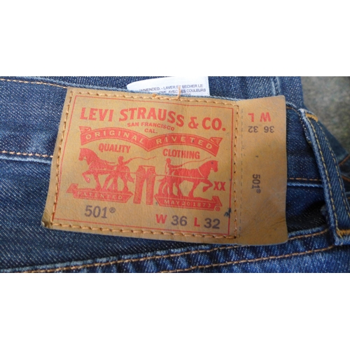 3001 - 3 Pairs of Men's Levi jeans including:- 527's, 501's and 514 - mixed sizes * This lot is subject to ... 