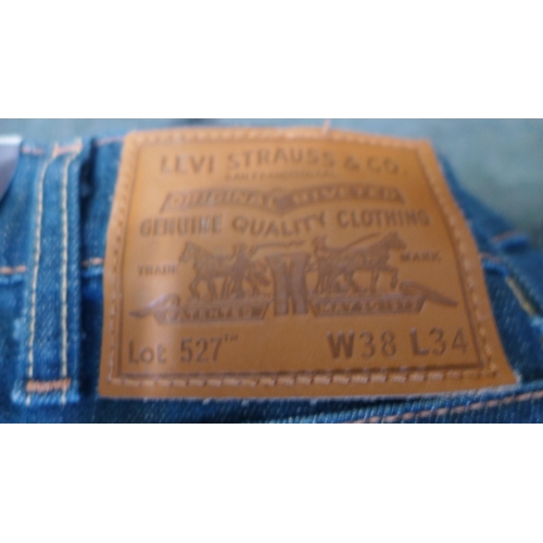 3001 - 3 Pairs of Men's Levi jeans including:- 527's, 501's and 514 - mixed sizes * This lot is subject to ... 