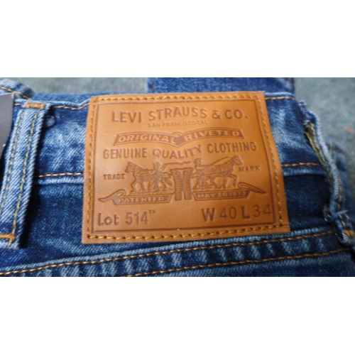 3001 - 3 Pairs of Men's Levi jeans including:- 527's, 501's and 514 - mixed sizes * This lot is subject to ... 