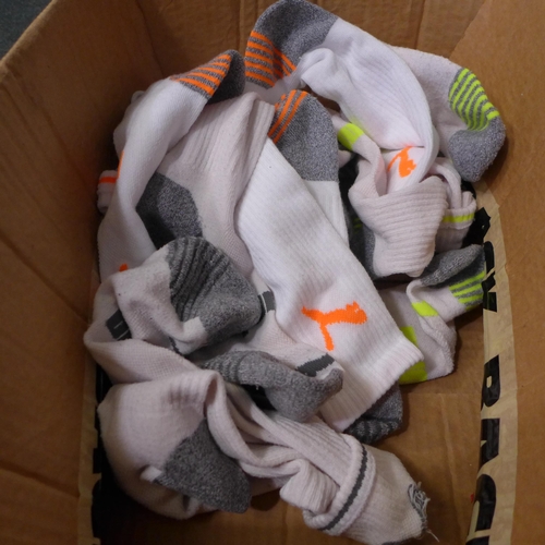 3007 - Box of men's Puma socks - various colours * This lot is subject to VAT