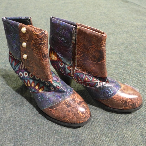 3180 - Ladies printed ankle boots (EUR 39)