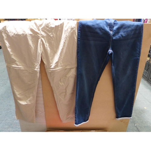 3205 - Quantity of miscellaneous trousers, shorts, etc (Mixed Sized)